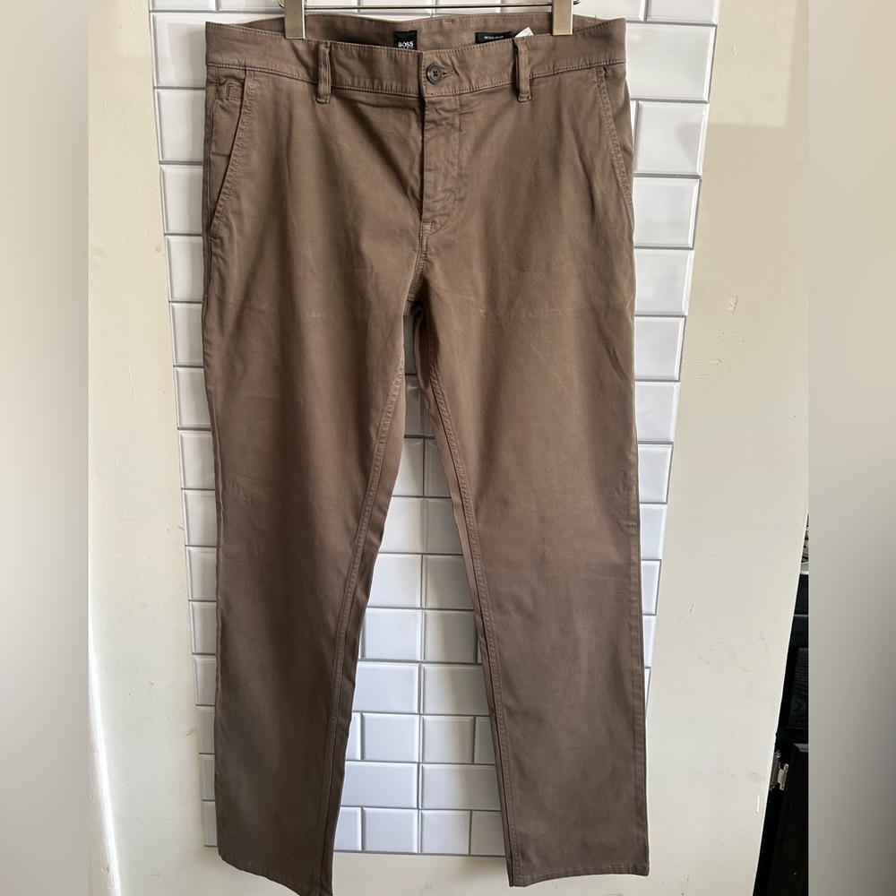 Hugo Boss Men’s Regular Fit pants Size 32/34